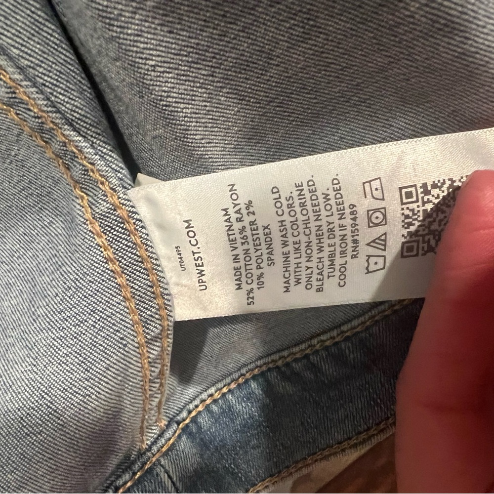 NWT (L) UPWEST STRETCHY HOODED DENIM CROPPED JACKET - Picture 3 of 3